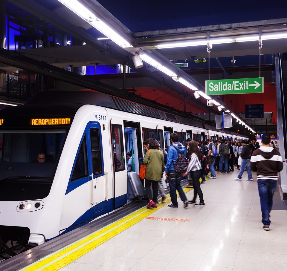 Metro recogiendo gente en la estación