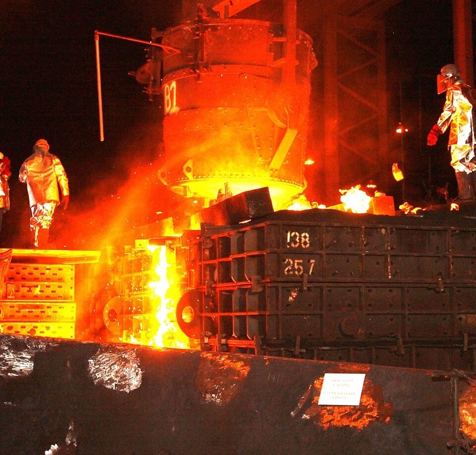 Obreros trabajando con material a altas temperaturas