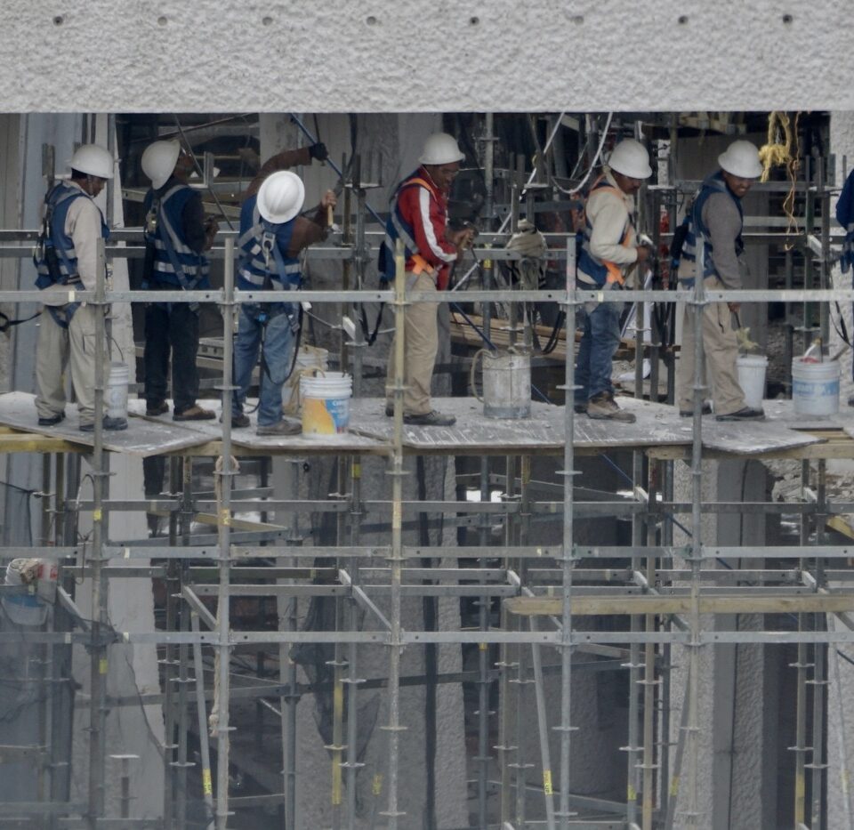 Conjunto de obreros trabajando