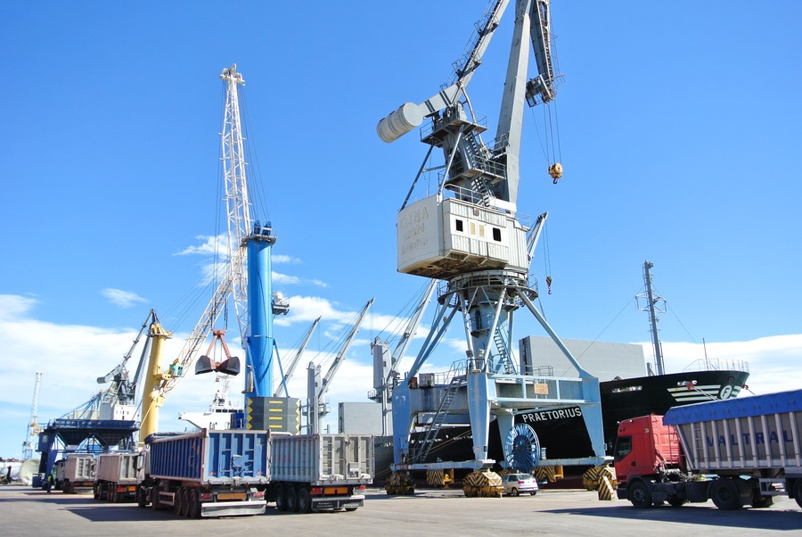 Imagen de un puerto industrial